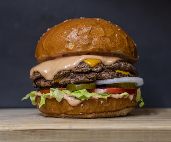 Burger maison généreux du Bateau Pirate